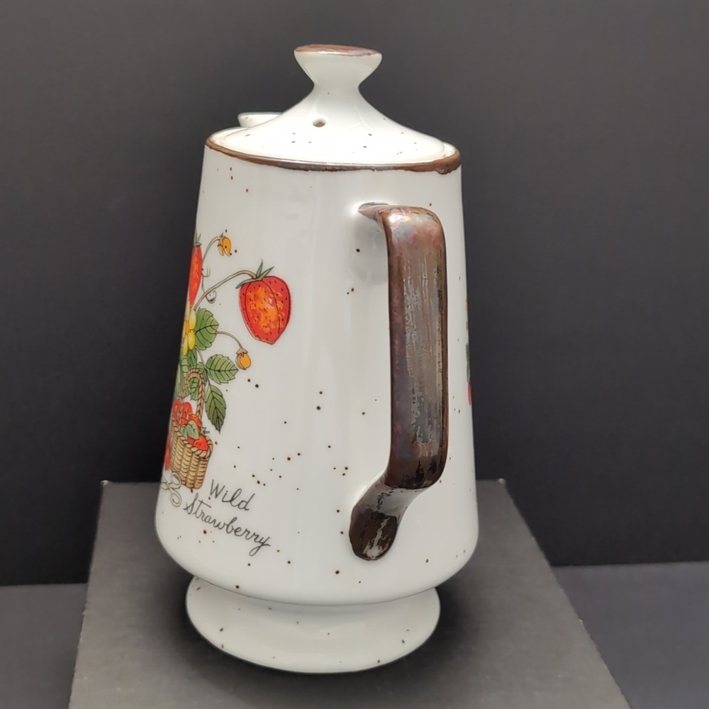 VGT,Klassen Giftware Sakatoon Ceramic Teapot with Wild Strawberry Pattern. - Picture 4 of 11